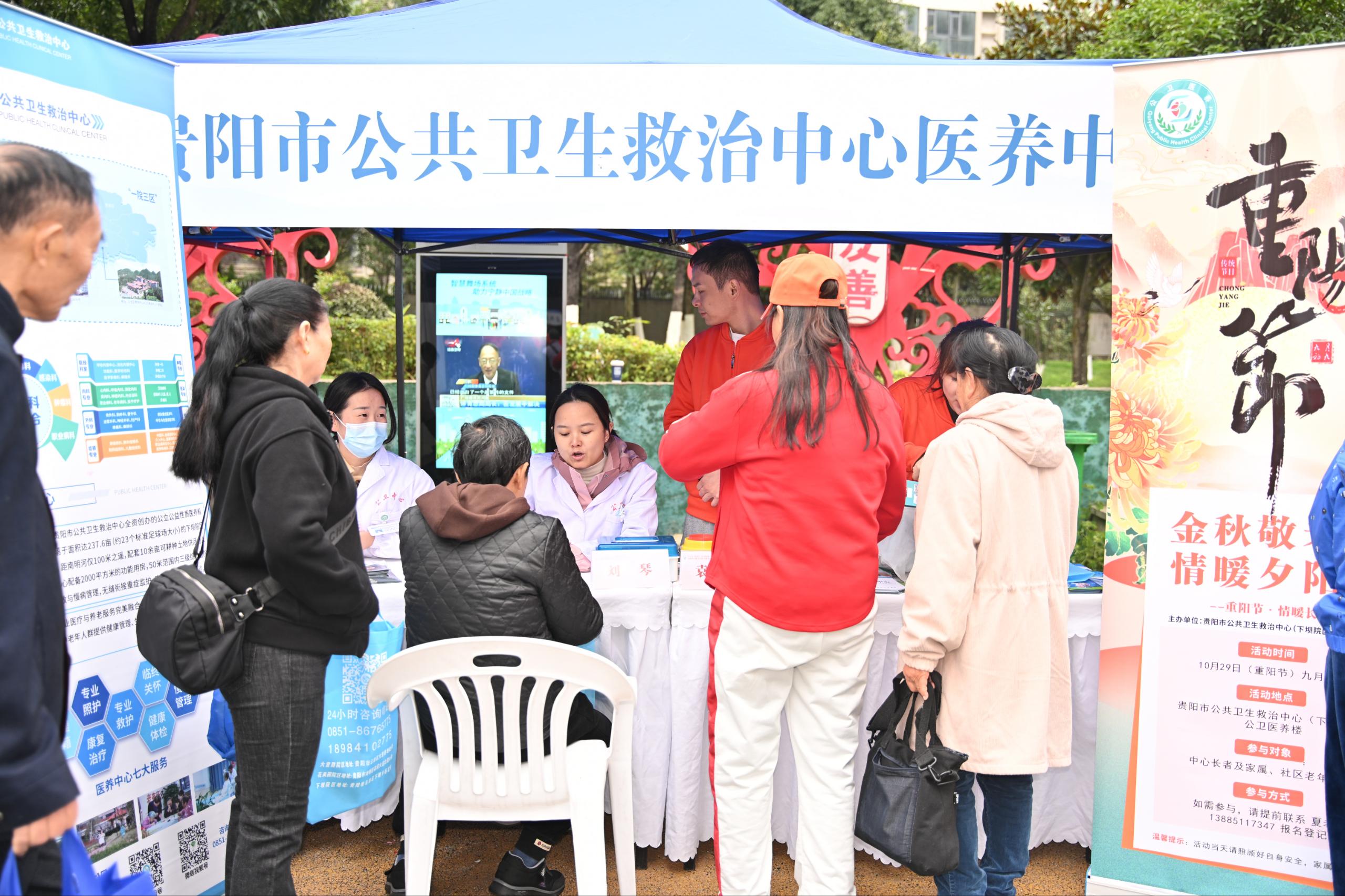 義診咨詢區人頭攢動。