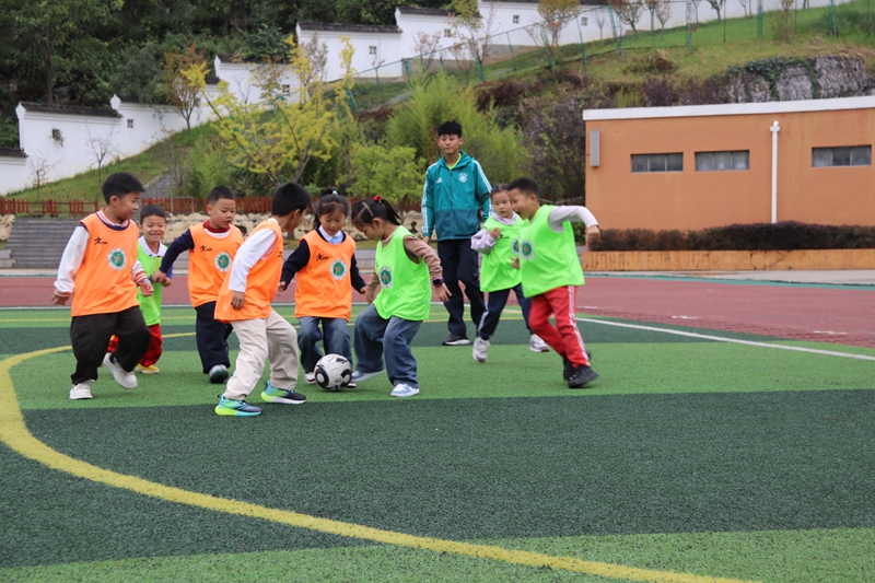 3 、普定縣第四小學(xué)四小校區(qū)第四屆“陽光杯”校園足球聯(lián)賽現(xiàn)場。普定縣第四小學(xué)供圖.jpg