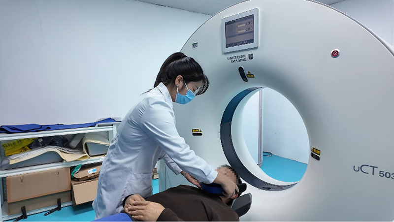 康養(yǎng)中心醫(yī)生為患者做CT檢查。稅會靜 攝.jpg