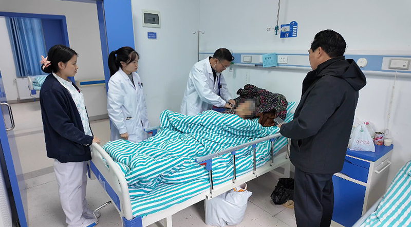 醫(yī)生查看老年人康復情況。稅會靜 攝.jpg