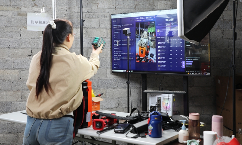 6、桐梓縣福滿倉(cāng)電子商務(wù)有限公司主播付蘭蘭正在開展直播 。陳桂良 攝.jpg