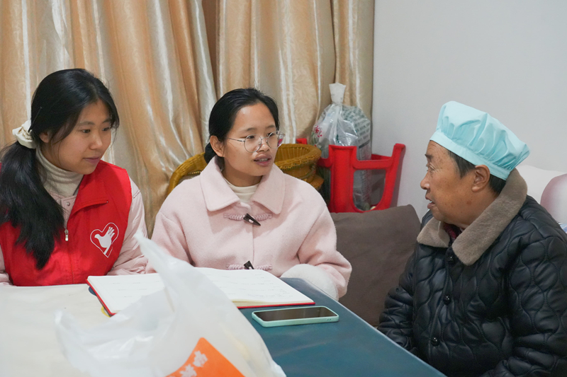 丹都旺家社區(qū)工作人員走訪群眾。
