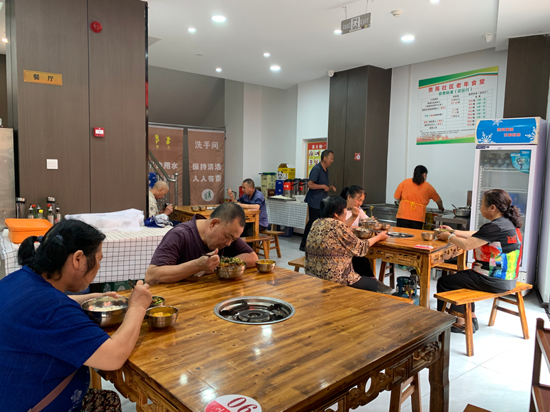 仁山街道貴苑社區(qū)老年食堂。