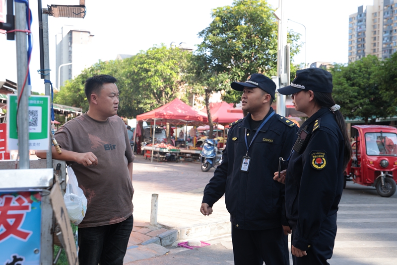 執(zhí)法人員引導(dǎo)流動(dòng)攤販到指定地點(diǎn)售賣.jpg
