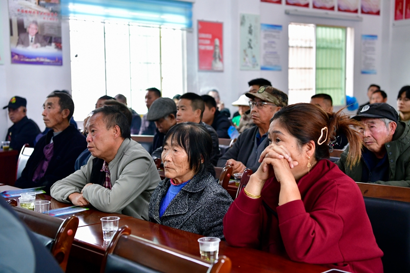 2、 旁聽村民認真觀摩庭審。.jpg