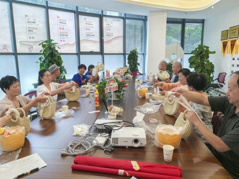 手工編織包包DIY活動現(xiàn)場。貴陽銀行黔西南分行供圖