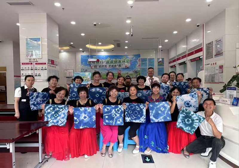 “黔彩扎染·‘銀’領豐韻”貴州民族特色扎染活動現場。貴陽銀行開陽支行供圖