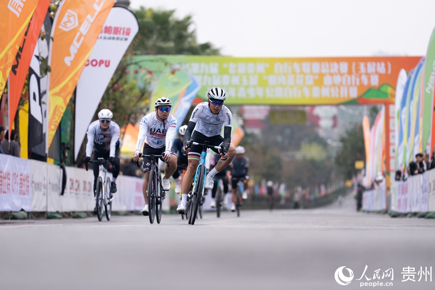 男子公路精英組項目比賽現場。人民網記者 涂敏攝