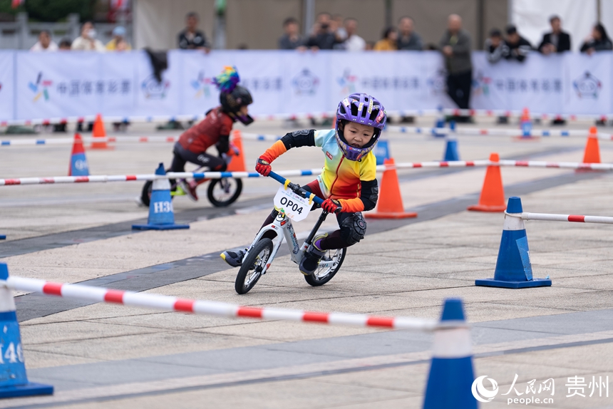 兒童滑步車項目比賽現場。人民網記者 涂敏攝