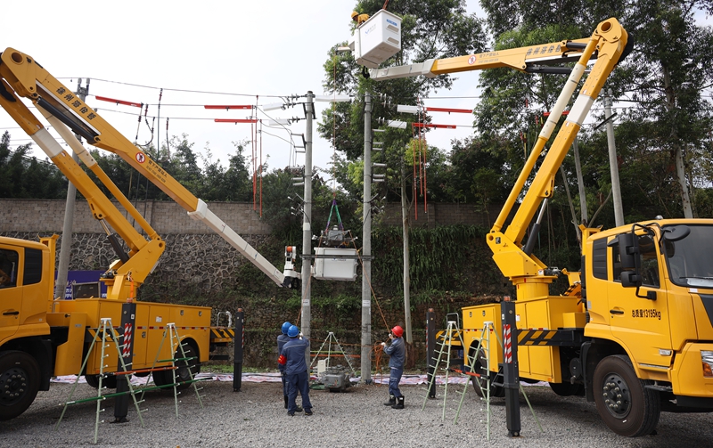 5、配電運(yùn)維“不停電作業(yè)”競賽現(xiàn)場一角。