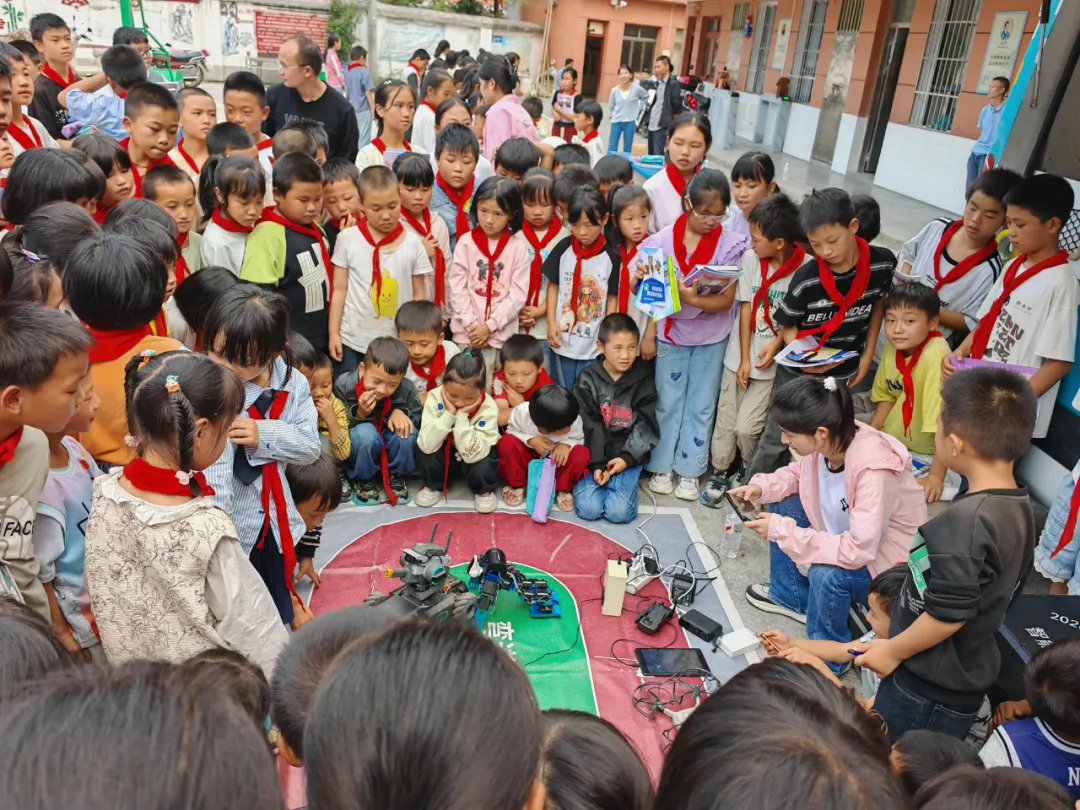 向學生進行機器人演示.。
