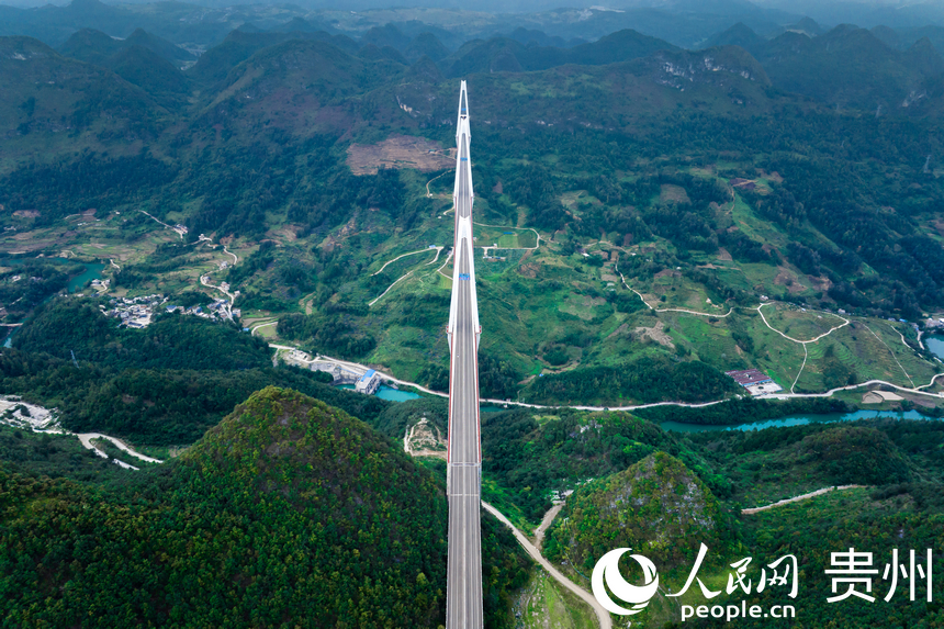 航拍平塘特大橋。人民網記者 涂敏攝