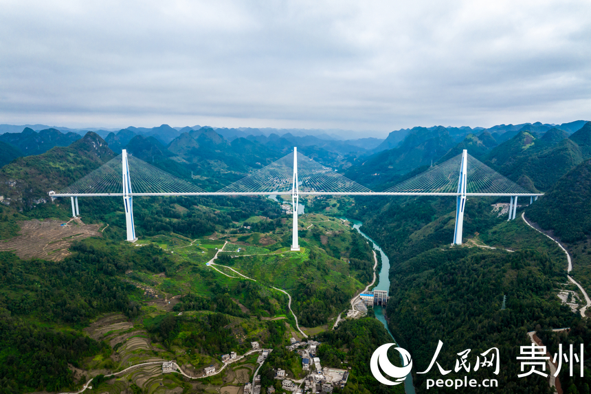 航拍平塘特大橋。人民網記者 涂敏攝