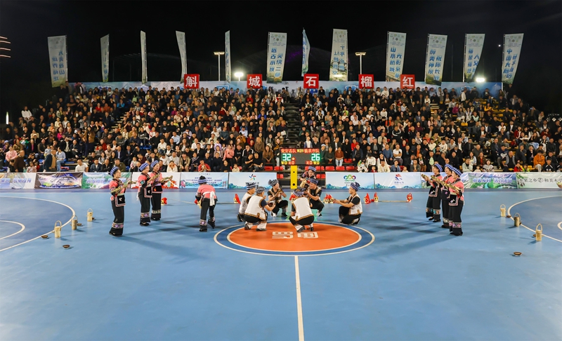 中場休息時，群眾在表演節目。