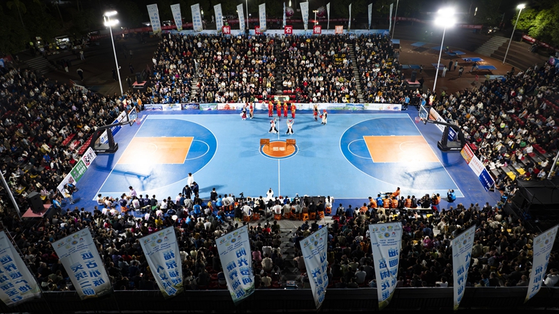 中場休息時，群眾在表演節目。