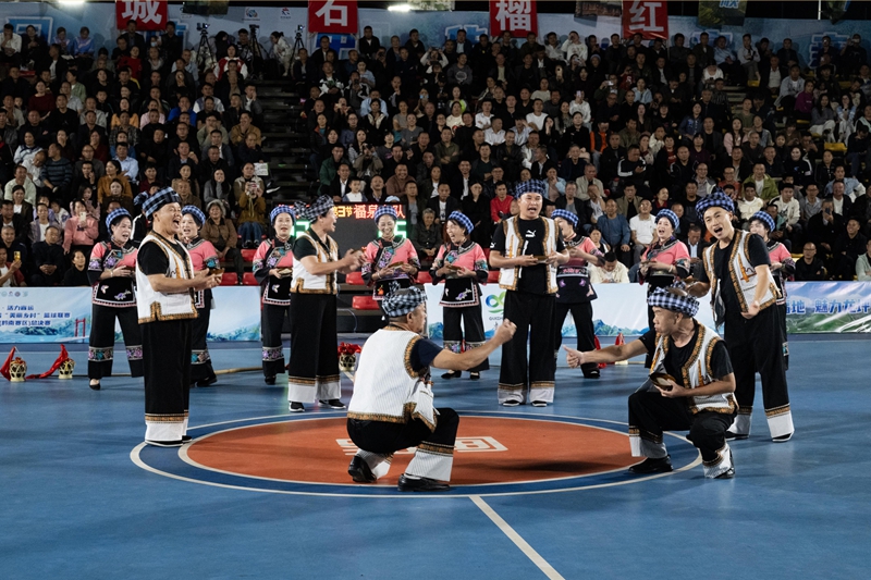 中場休息時，群眾在表演節目。