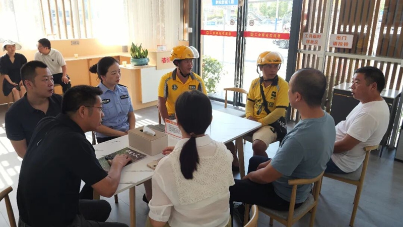 相關工作人員聽外賣騎手建議。