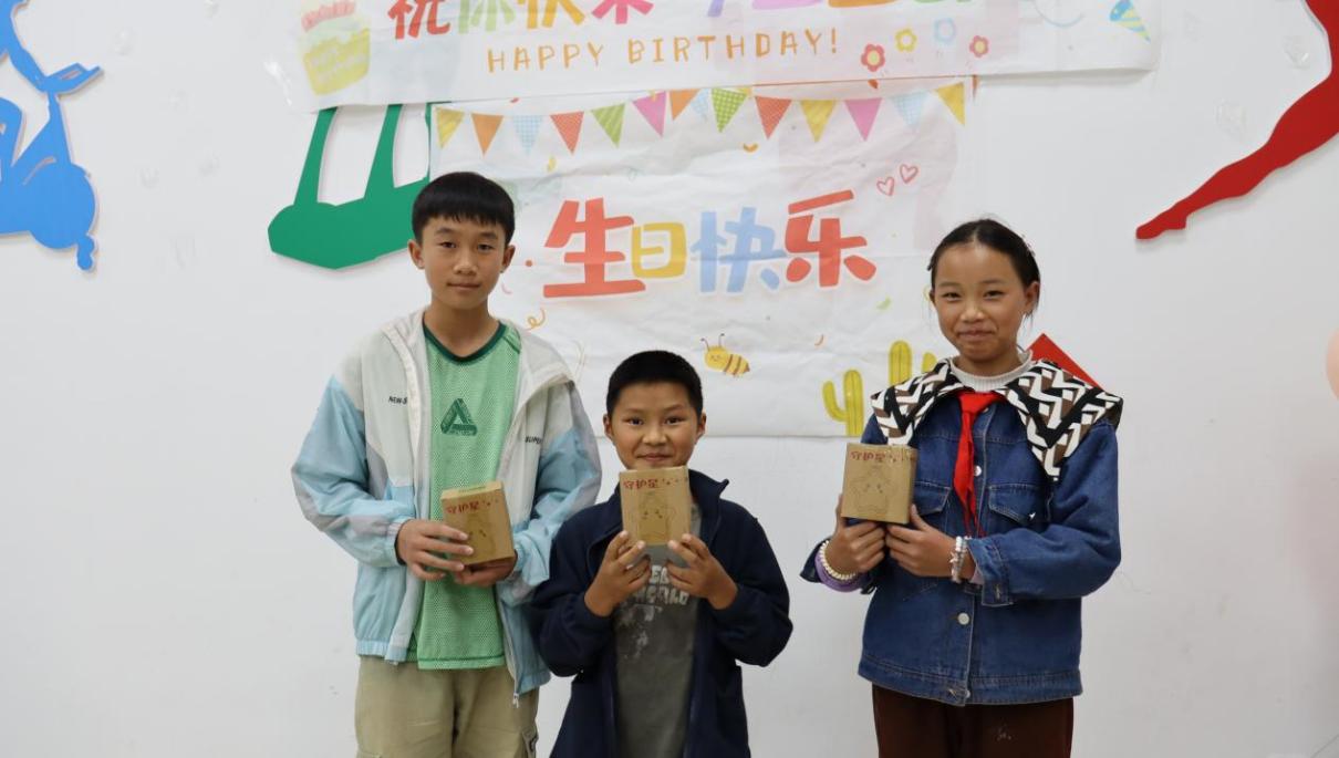 領(lǐng)取比賽紀(jì)念禮物。