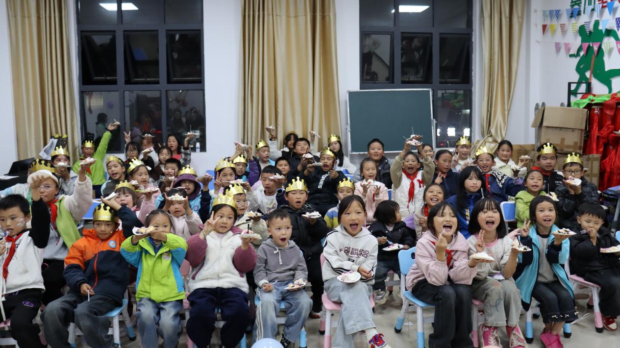 分享生日蛋糕。