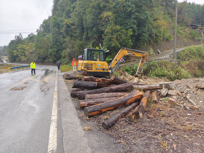 清理公路堆積物。