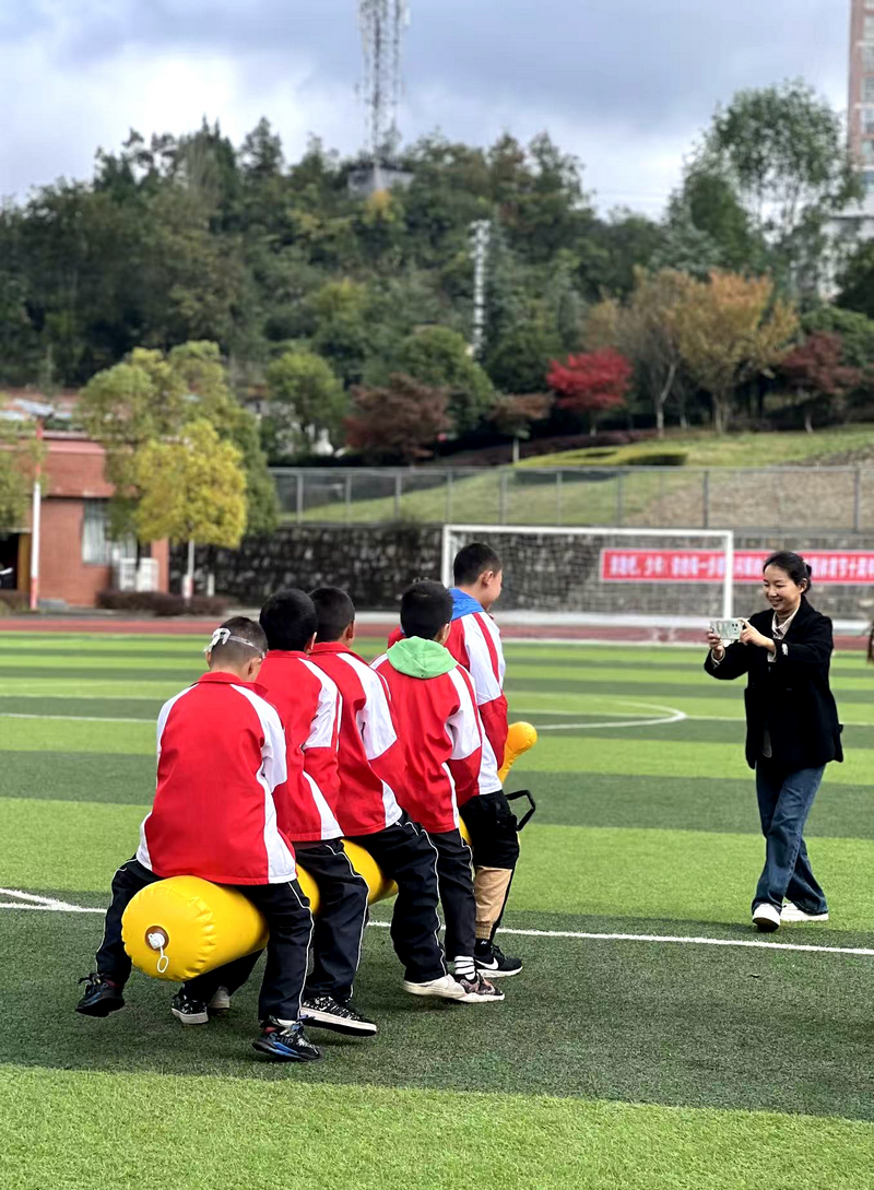 “五人毛毛蟲”運動項目。任思宇 攝