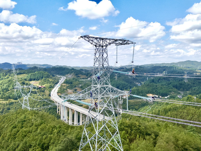 南方電網貴州畢節供電局工作人員,對500千伏烏撒至奢香第二回線路開展走線驗收作業。劉凱攝