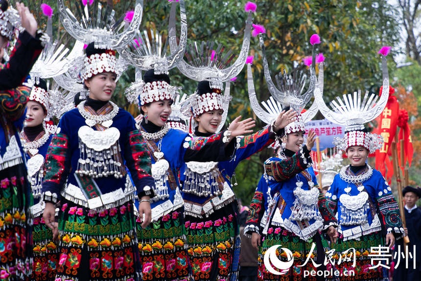 非遺巡游中,身著盛裝的苗族女孩。人民網(wǎng)記者 涂敏攝