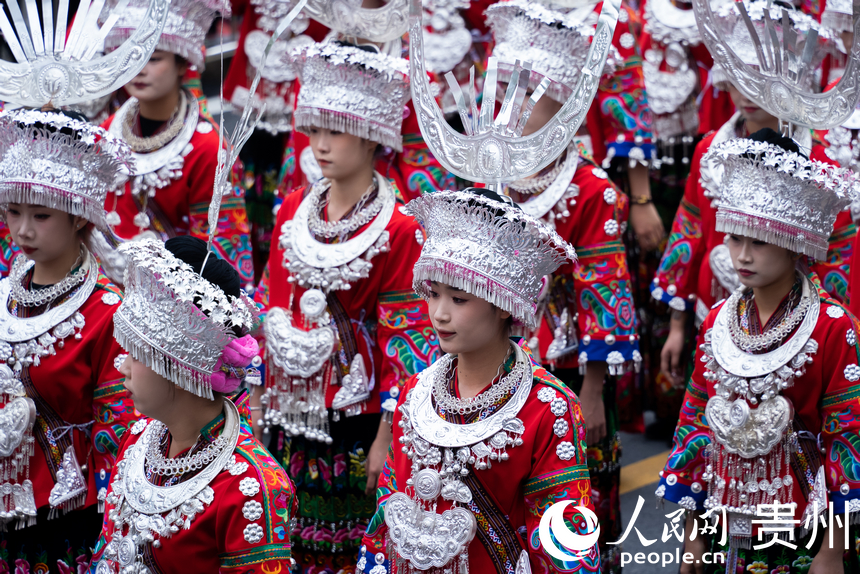 非遺巡游中,身著盛裝的苗族女孩。人民網記者 涂敏攝