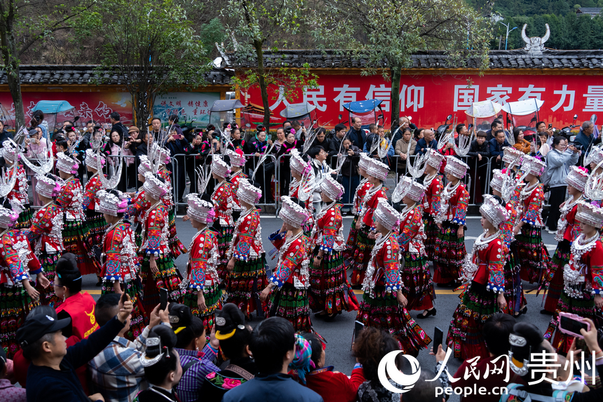 2025中國·雷山苗年非遺巡游現場。人民網記者 涂敏攝