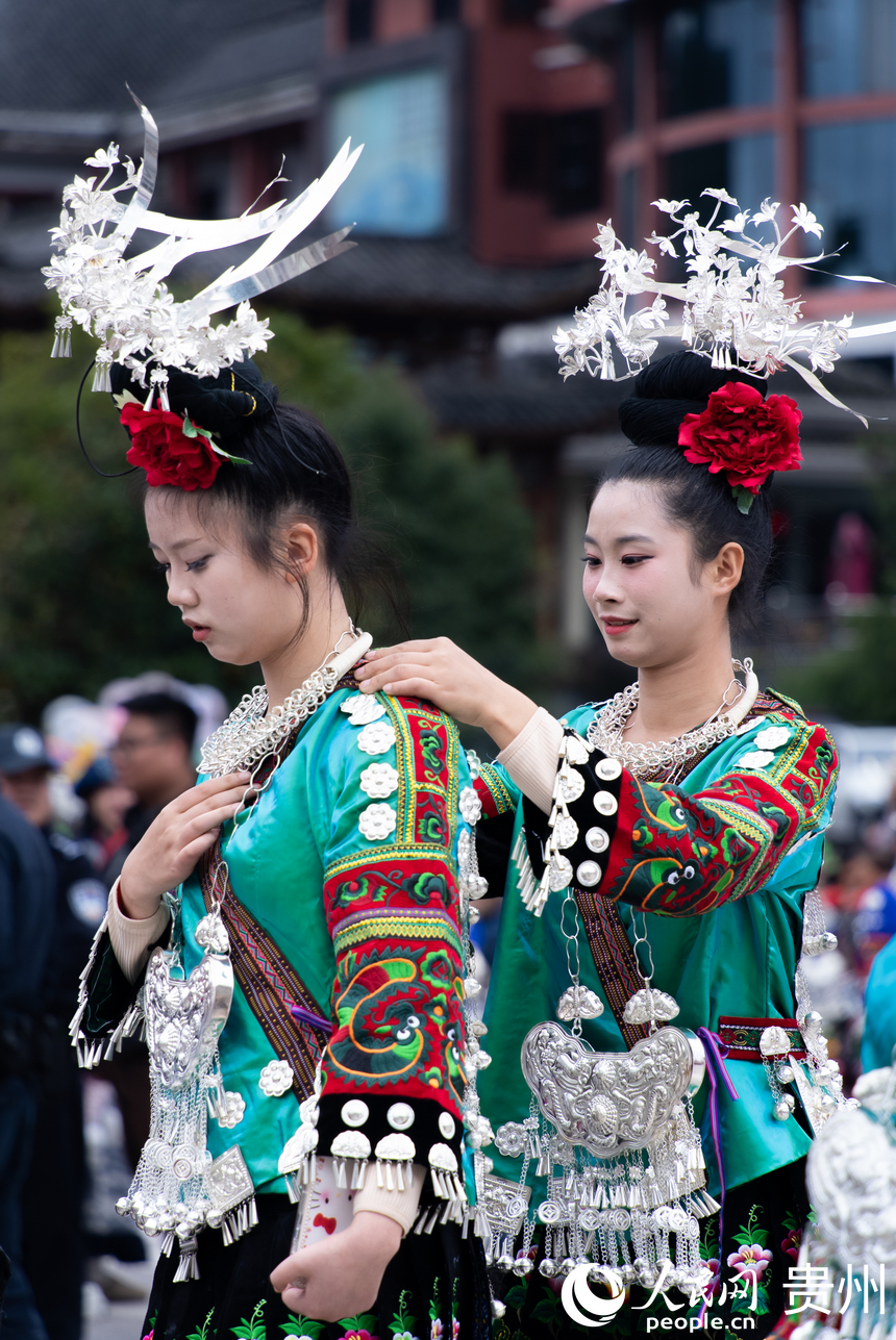 非遺巡游中,身著盛裝的苗族女孩。人民網記者 涂敏攝
