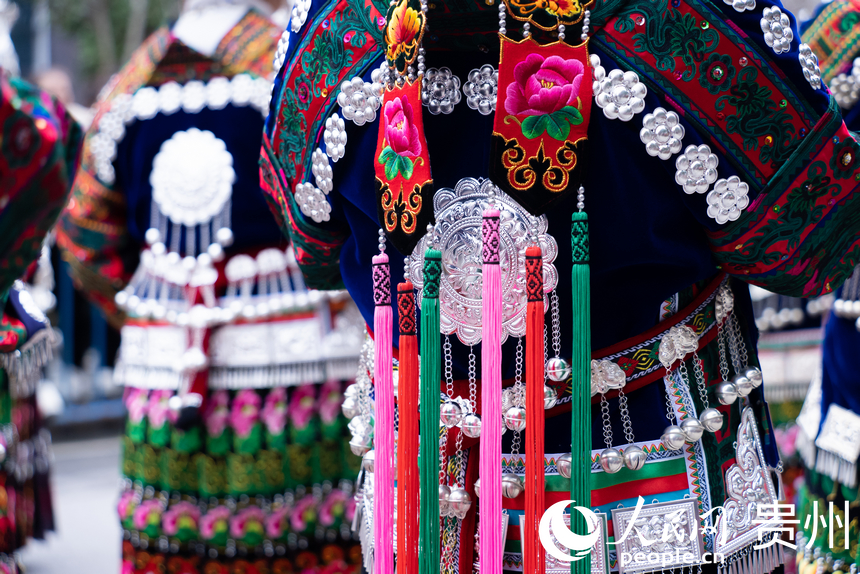 非遺巡游隊伍中的精美服飾。人民網(wǎng)記者 涂敏攝