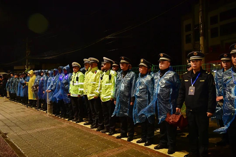 1、凌晨4點半，工作人員集合整隊。