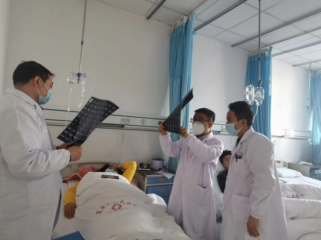 工作中的江克華（右二）。