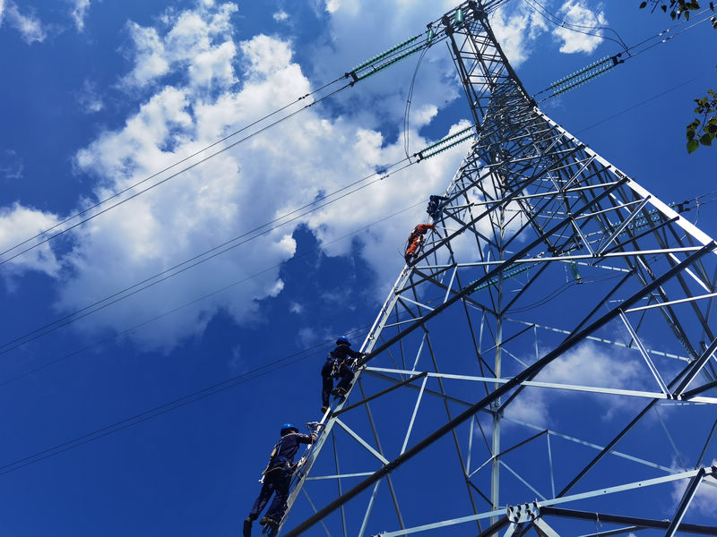 電力工人在貴州甕福化學有限責任公司220千伏供電線路工程開展投運前的消缺工作。楊澔攝