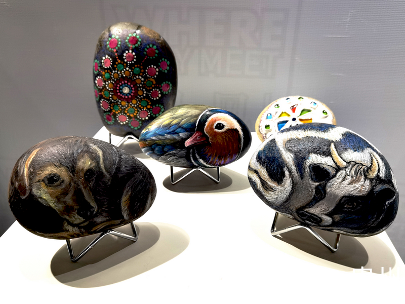 石頭畫展示。人民網(wǎng)記者 王秀芳攝