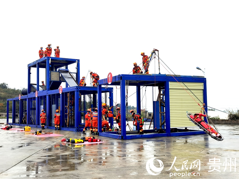 觀摩現場，消防指戰員利用移動訓練設施進行實戰演練。人民網記者 王秀芳攝