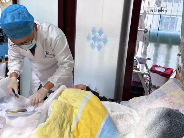 護士上門提供專業(yè)護理。