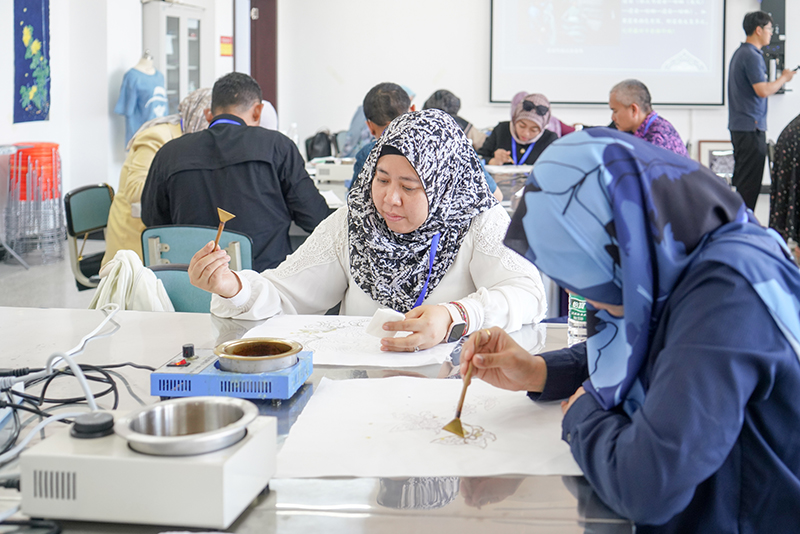 留學(xué)生蠟染制作學(xué)習(xí)。