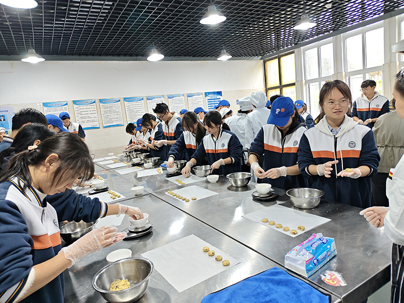 西點(diǎn)制作體驗(yàn)區(qū)親手制作小酥餅。