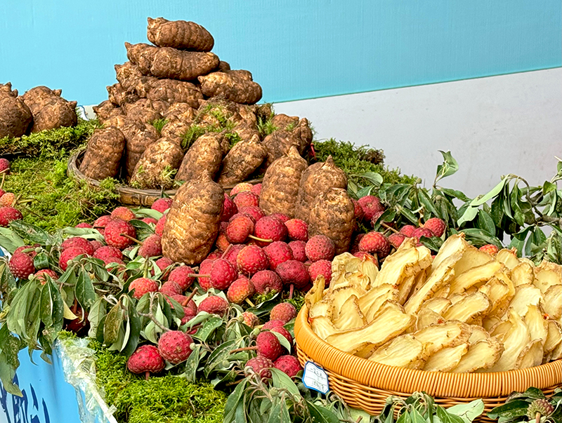 農(nóng)特產(chǎn)品展銷。張佳佳攝