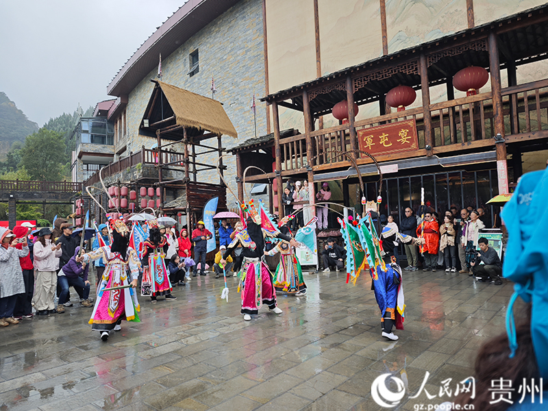 徒步愛好者在觀看地戲表演。人民網 黃小桃攝