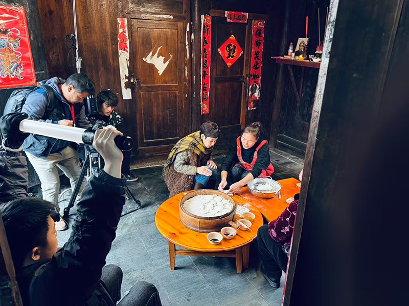 隆里古城拍攝現場。多彩貴州影視文化產業有限公司供圖