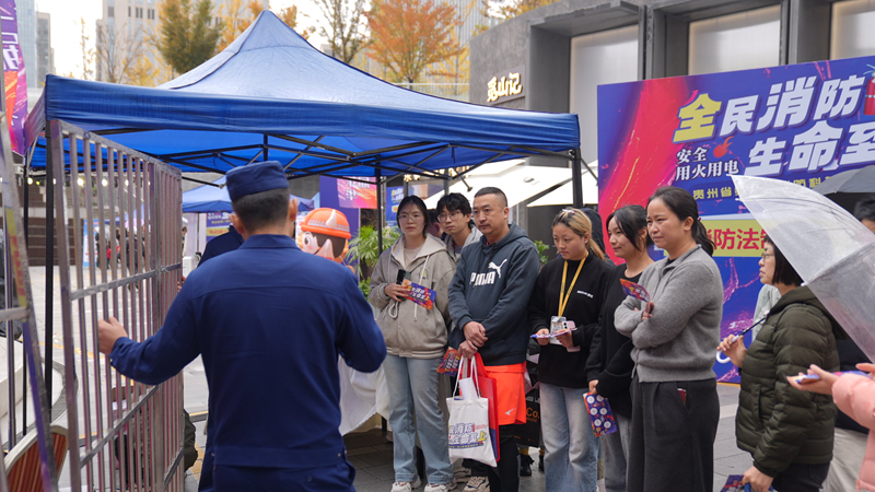 消防員給現場群眾講解消防知識。圖片由貴州消防提供