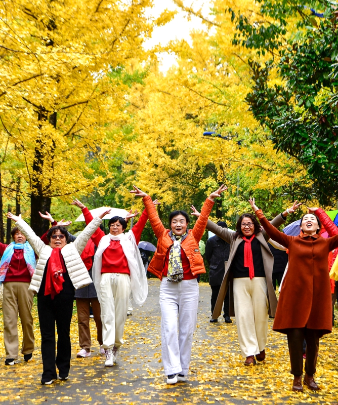 3、 市民前往觀山湖公園游玩。張婷攝.jpg