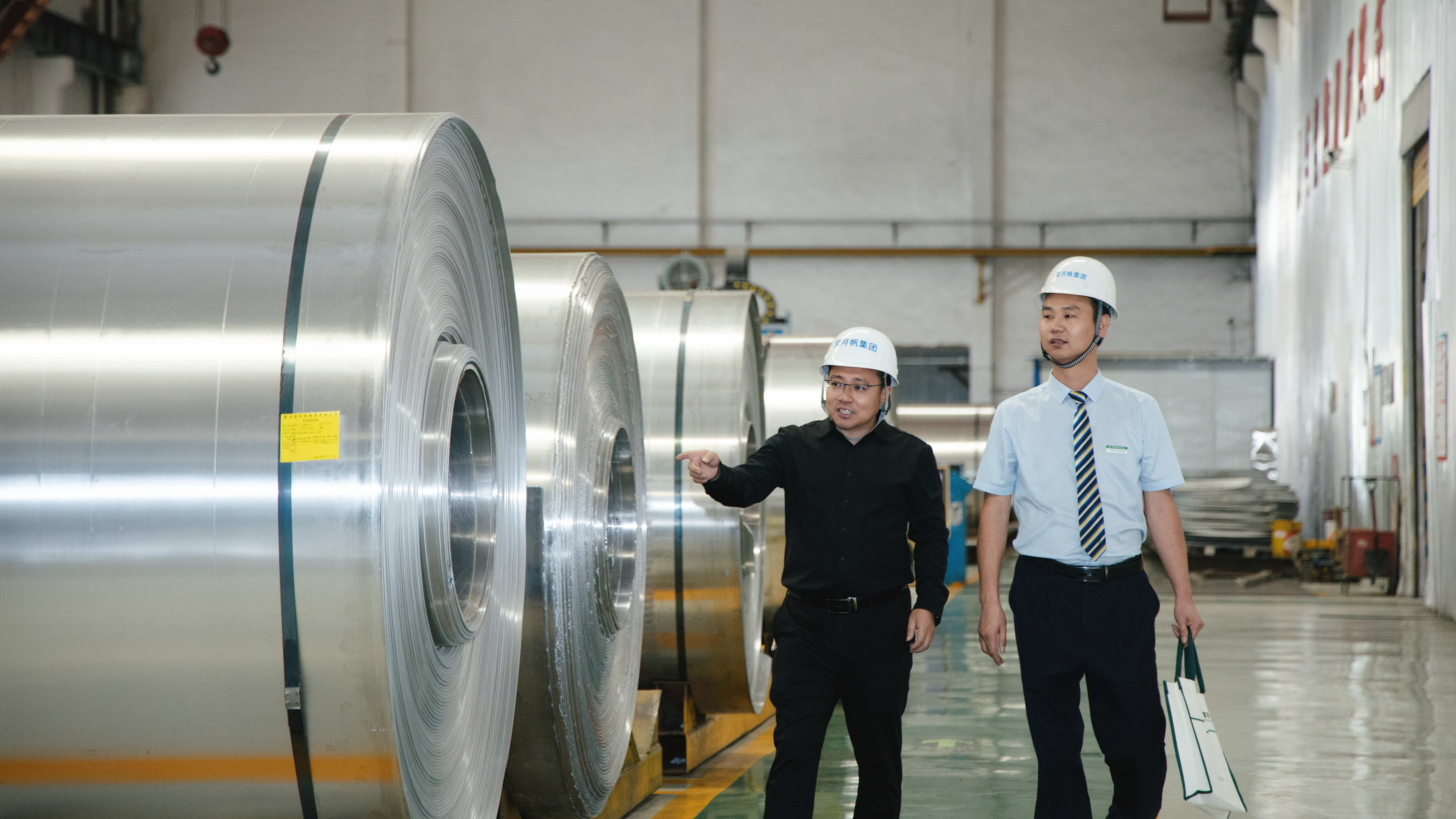 郵儲(chǔ)銀行工作人員走進(jìn)水城經(jīng)濟(jì)開(kāi)發(fā)區(qū)鋁及鋁加工產(chǎn)業(yè)園了解企業(yè)生產(chǎn)經(jīng)營(yíng)情況。