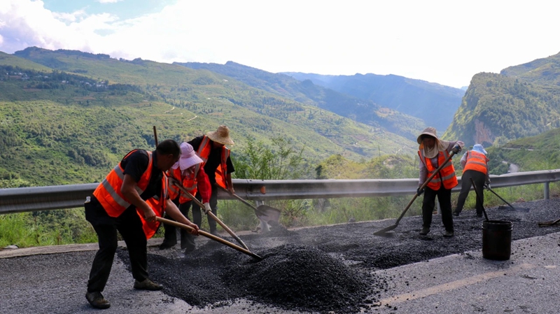 3 圖為路面鋪設.jpg