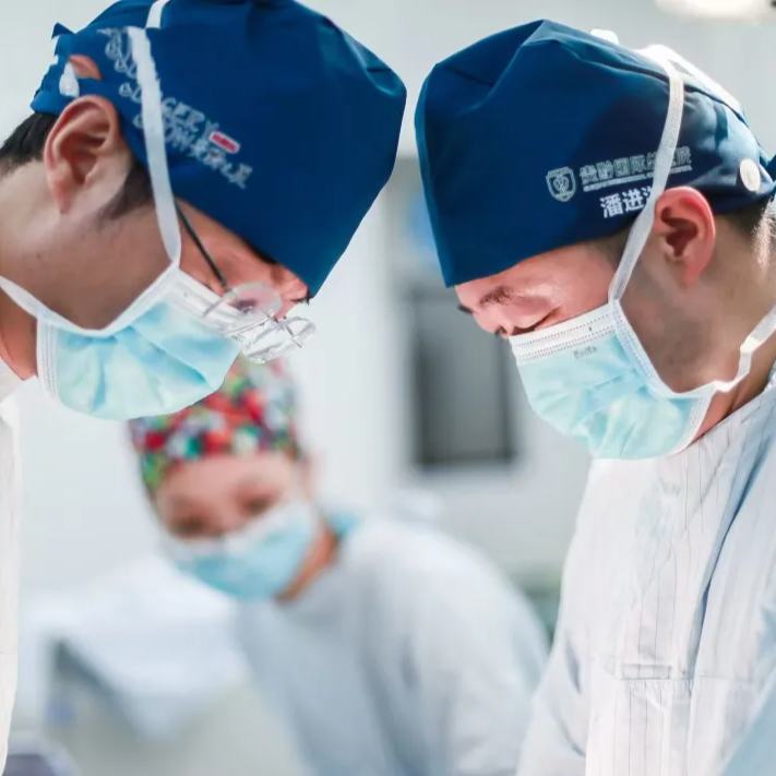 “不燒了！呼吸也順了！”術(shù)后復(fù)查時，82歲的朱大爺握著醫(yī)護人員的手難掩激動。此前7個月，反復(fù)發(fā)熱......