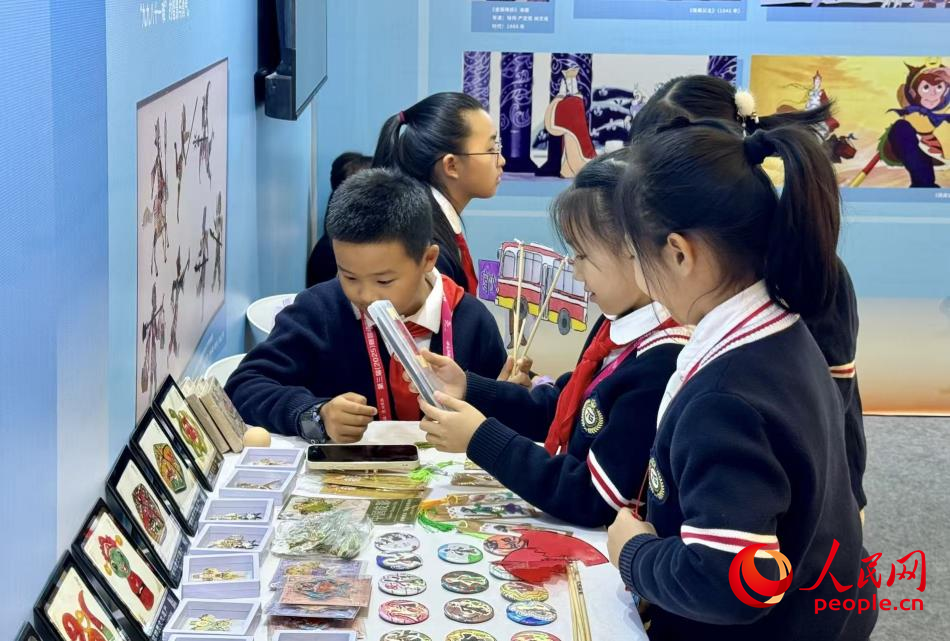 小朋友在觀看皮影作品。人民網 記者楊睿攝