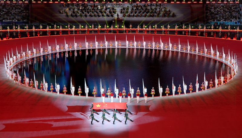 旗手護送中華人民共和國國旗入場。