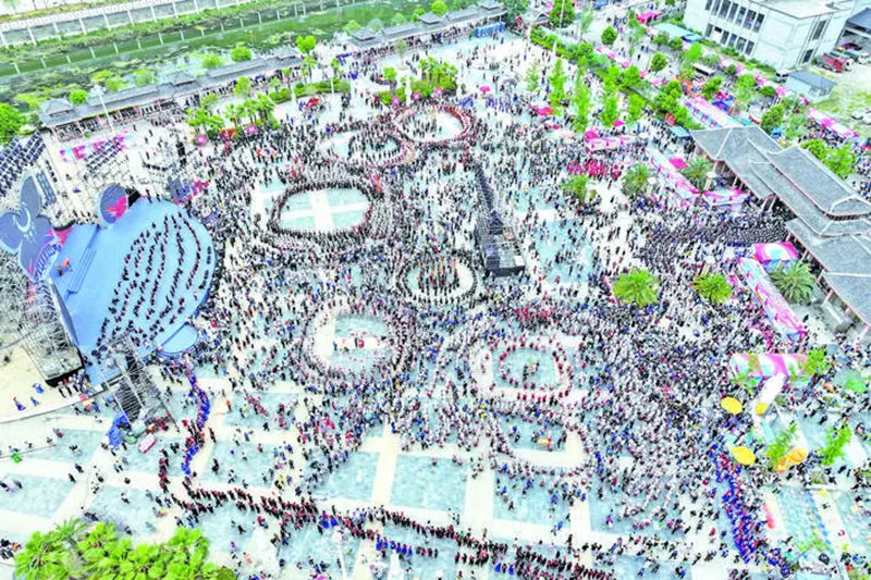 苗族群眾在參加“2023年中國臺江苗族姊妹節”踩鼓。楊云攝